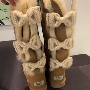 UGG BOOTS TALL WITH BOW-SIZE 9